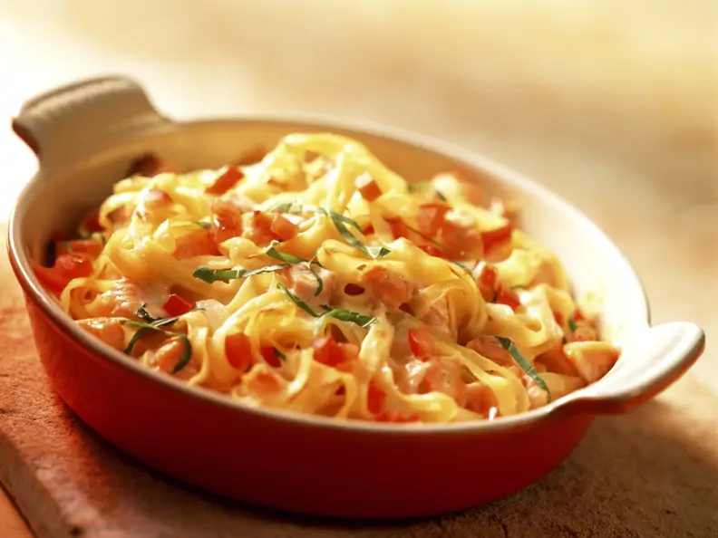 Gratinierte Nudeln mit Tomaten und Lachs