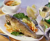 Gebratene Forelle mit Kohlrabi und Karotten