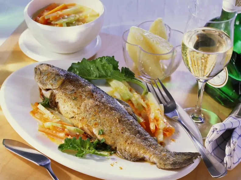 Gebratene Forelle mit Kohlrabi und Karotten