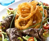 Rinderrouladen mit knusprigen Zwiebelringen