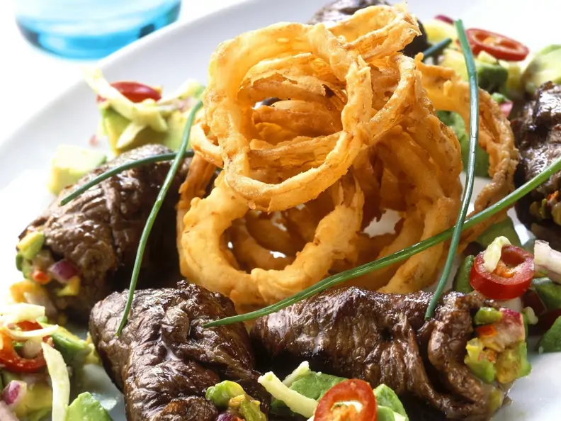 Rinderrouladen mit knusprigen Zwiebelringen
