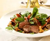 Rehrückenfilet mit Rapsöl mariniert dazu Feldsalat