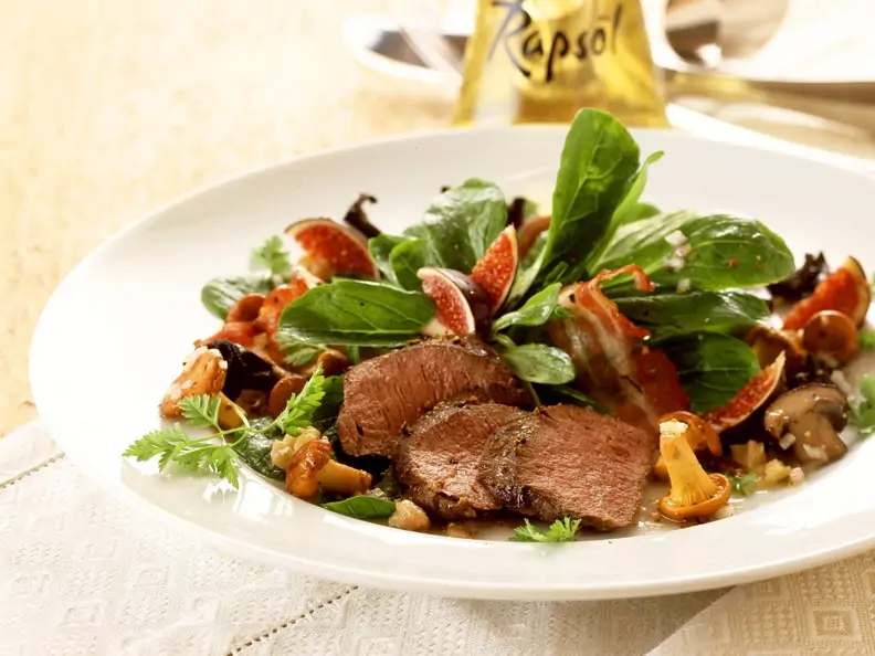 Rehrückenfilet mit Rapsöl mariniert dazu Feldsalat