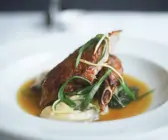 Gebratene Schweinerippen mit Kartoffelpüree und Soße