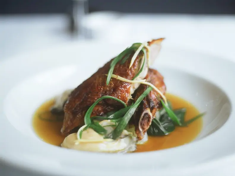 Gebratene Schweinerippen mit Kartoffelpüree und Soße