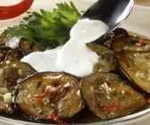 Gebratene Auberginen und Knoblauchjoghurt