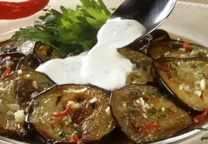 Gebratene Auberginen und Knoblauchjoghurt