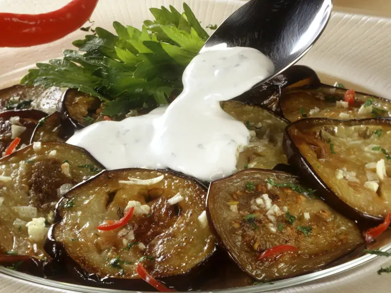 Gebratene Auberginen und Knoblauchjoghurt
