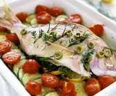 Mediterrane Dorade mit Tomaten und Zucchini
