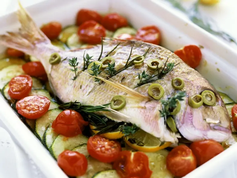 Mediterrane Dorade mit Tomaten und Zucchini