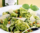 Nudeln mit Pesto, Parmesan und Pinienkernen