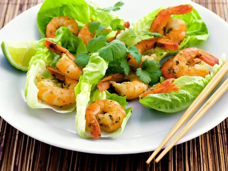 Thai-Scampi mit Salat und Koriander