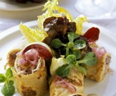 Pfannkuchenröllchen mit Sauerkraut und Trauben