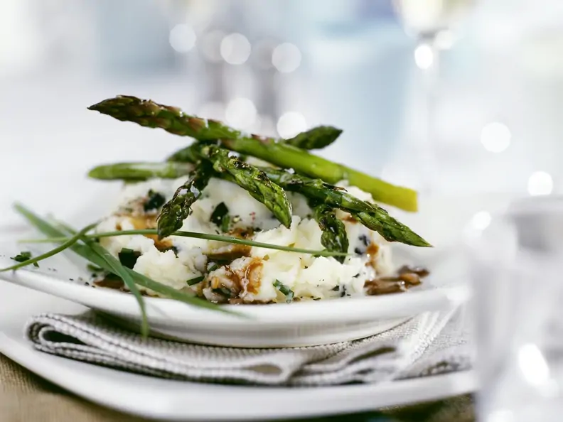 Püree mit Trüffel dazu grüner Spargel und Soße