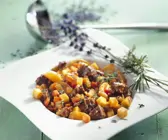 Lammragout mit Steckrüben und Lavendel