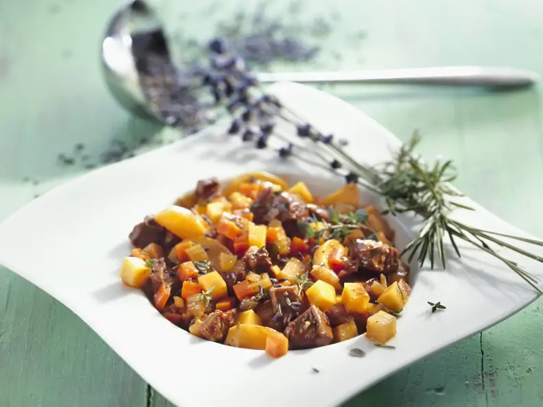 Lammragout mit Steckrüben und Lavendel