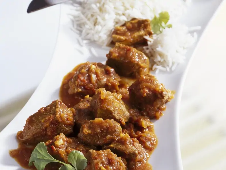 Curry mit Lamm dazu Reis