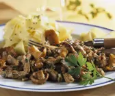 Würziger Fleisch mit Pfifferlingen und Nudeln
