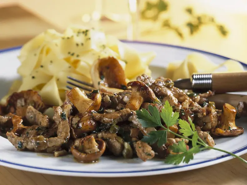 Würziger Fleisch mit Pfifferlingen und Nudeln