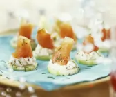 Lachshäppchen mit Fischkäse und Gurke