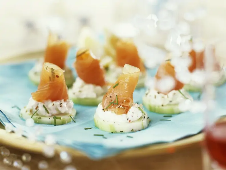 Lachshäppchen mit Fischkäse und Gurke