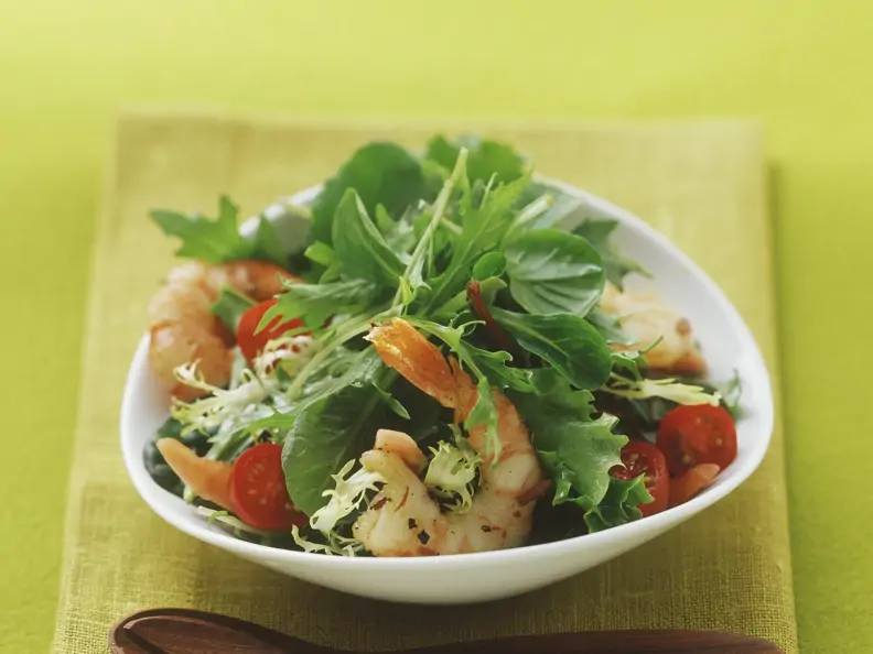 Gemischter Salat mit Shrimps