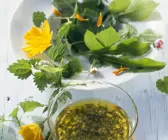 Salat aus Wildkräutern mit Kräutervinaigrette