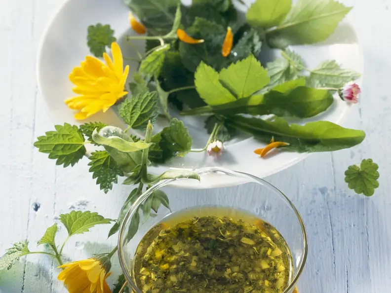 Salat aus Wildkräutern mit Kräutervinaigrette