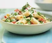 Pasta mit Speck-Erbsen-Soße (Carbonara)