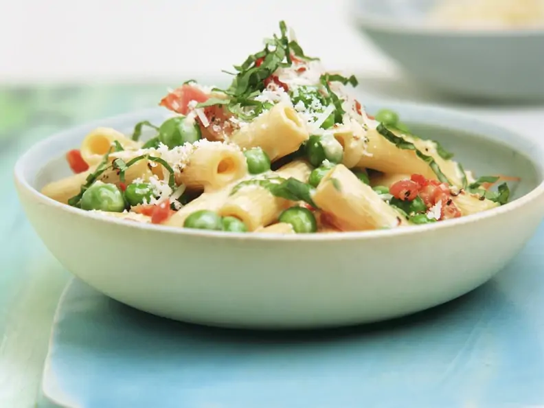 Pasta mit Speck-Erbsen-Soße (Carbonara)