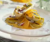 Gegrillter Lauch mit Orange, Mohn und Zwiebeln