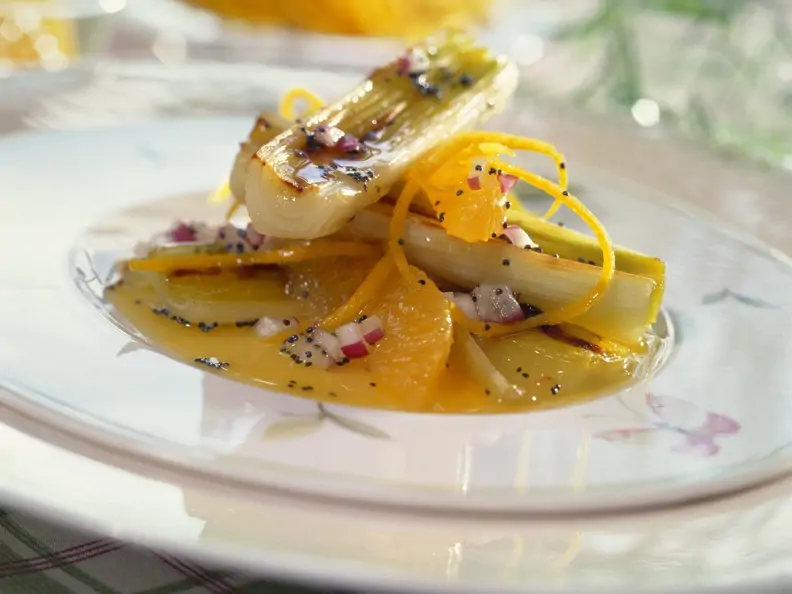 Gegrillter Lauch mit Orange, Mohn und Zwiebeln
