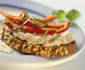 Roggenbrot mit Lachsaufstrich und Paprika