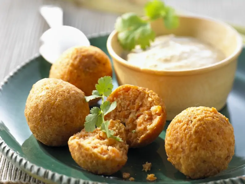Linsenbällchen mit Chutney aus Kokos