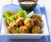 Knusprige Shrimpsbällchen mit Chilisoße