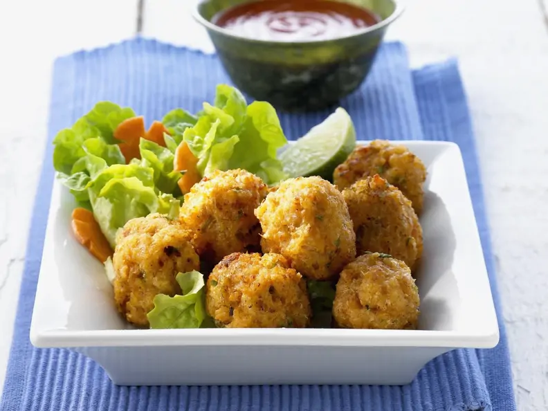 Knusprige Shrimpsbällchen mit Chilisoße