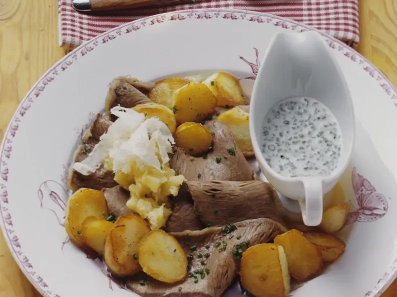 Tellerfleisch mit Schnittlauchsoße und Apfel-Meerrettich
