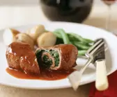 Rinderroulade mit Spinat gefüllt, dazu Rotweinsoße