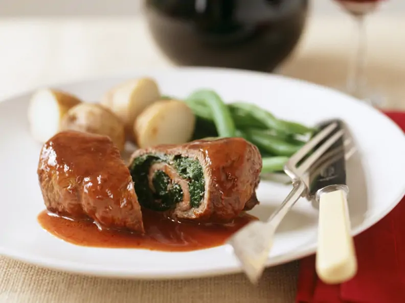 Rinderroulade mit Spinat gefüllt, dazu Rotweinsoße