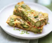 Spargelomelett mit Parmesan