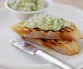 Crostini mit Erbsenaufstrich