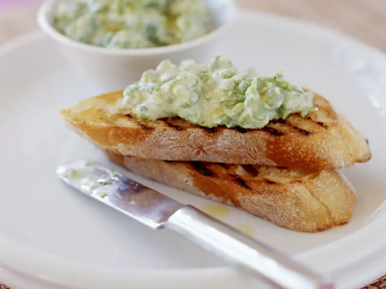 Crostini mit Erbsenaufstrich