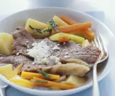 Tellerfleisch mit Gemüse, Kartoffeln und Meerrettichsoße