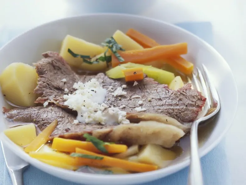 Tellerfleisch mit Gemüse, Kartoffeln und Meerrettichsoße