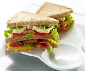 Doppel-Sandwich mit Salami, Käse und Salat