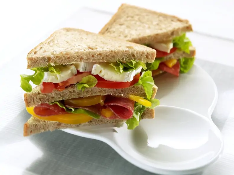 Doppel-Sandwich mit Salami, Käse und Salat