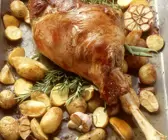 Gebratene Lammkeule mit Kartoffeln und Knoblauch