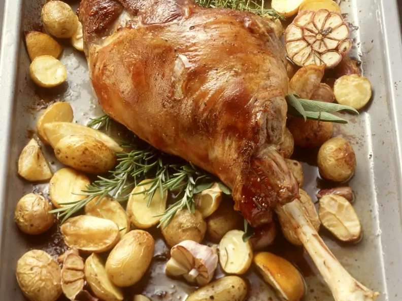 Gebratene Lammkeule mit Kartoffeln und Knoblauch