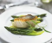 Gebratener Zander mit grünem Spargel und Champaganersoße