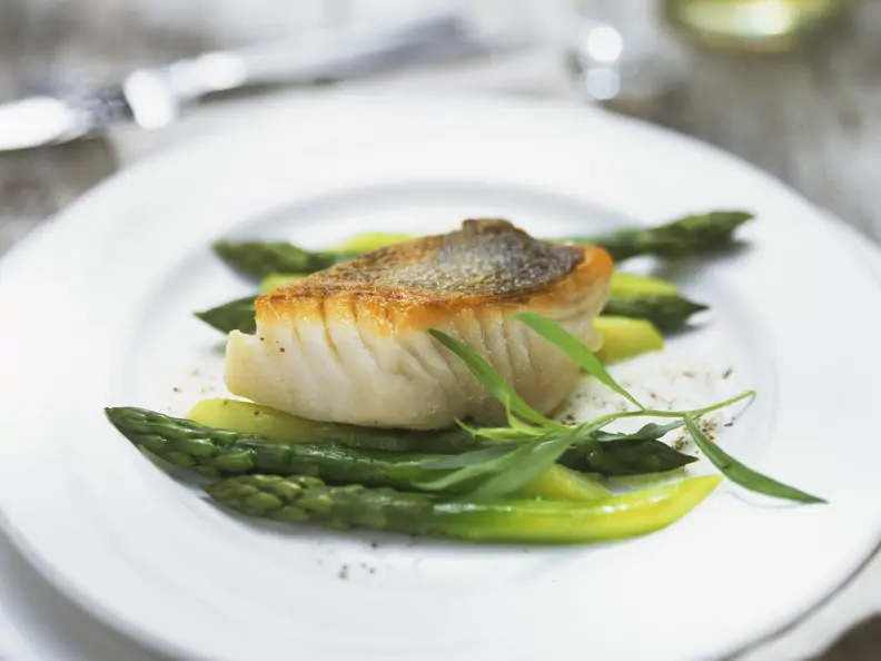 Gebratener Zander mit grünem Spargel und Champaganersoße